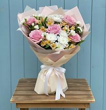 Букет цветов из:  Гвоздики, Орхидеи и Розы в Запорожской