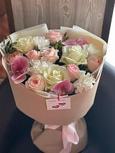 Букет цветов из:  Орхидеи, Розы и Гвоздики в Запорожской