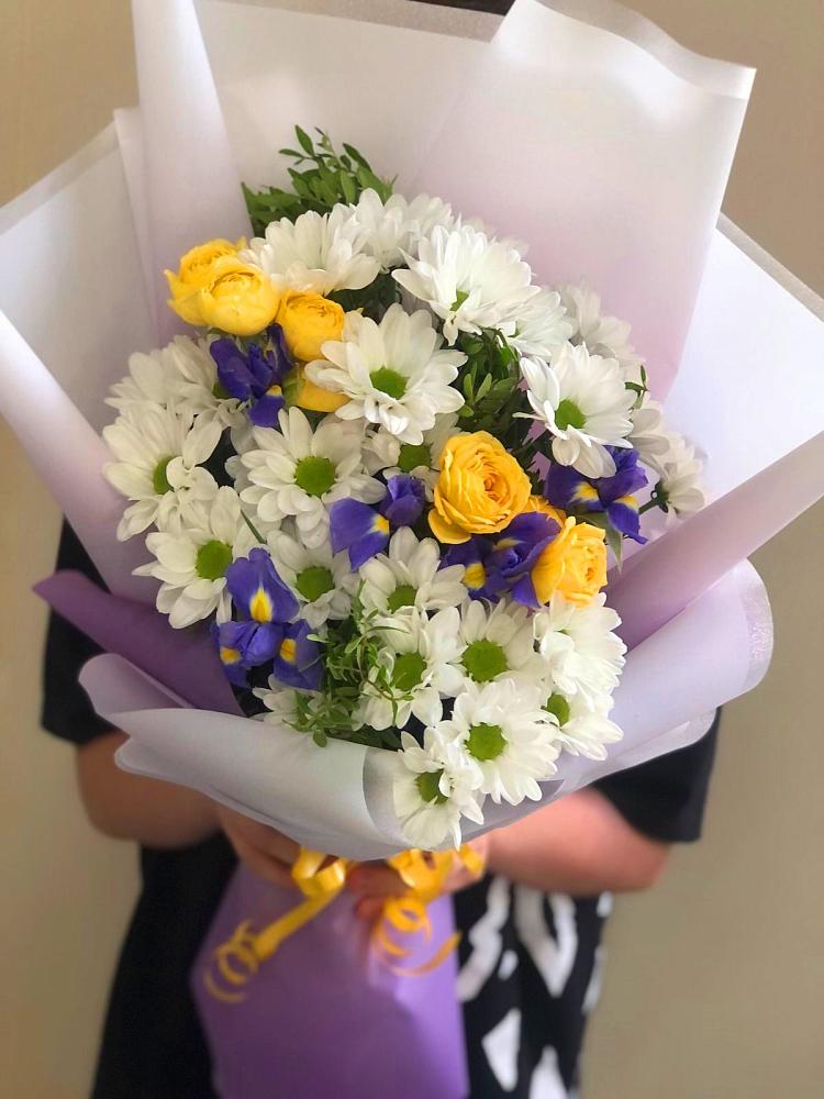 Букет цветов из: Ирисы, Хризантемы и Розы в Запорожской