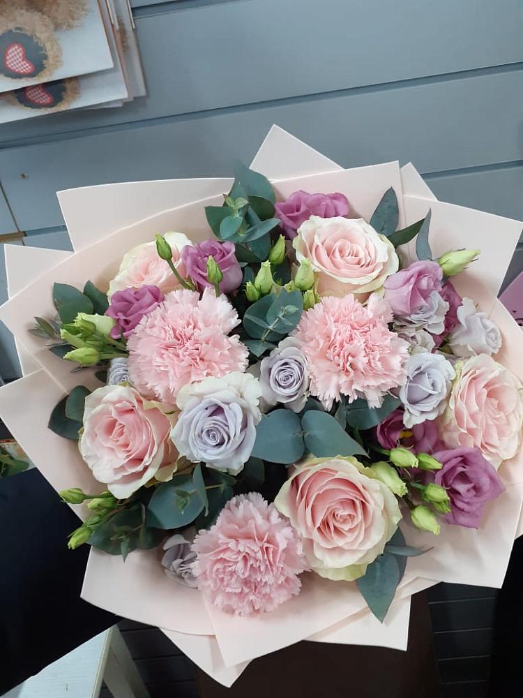 Букет цветов из: Розы, Гвоздики и Лизиантусы в Запорожской